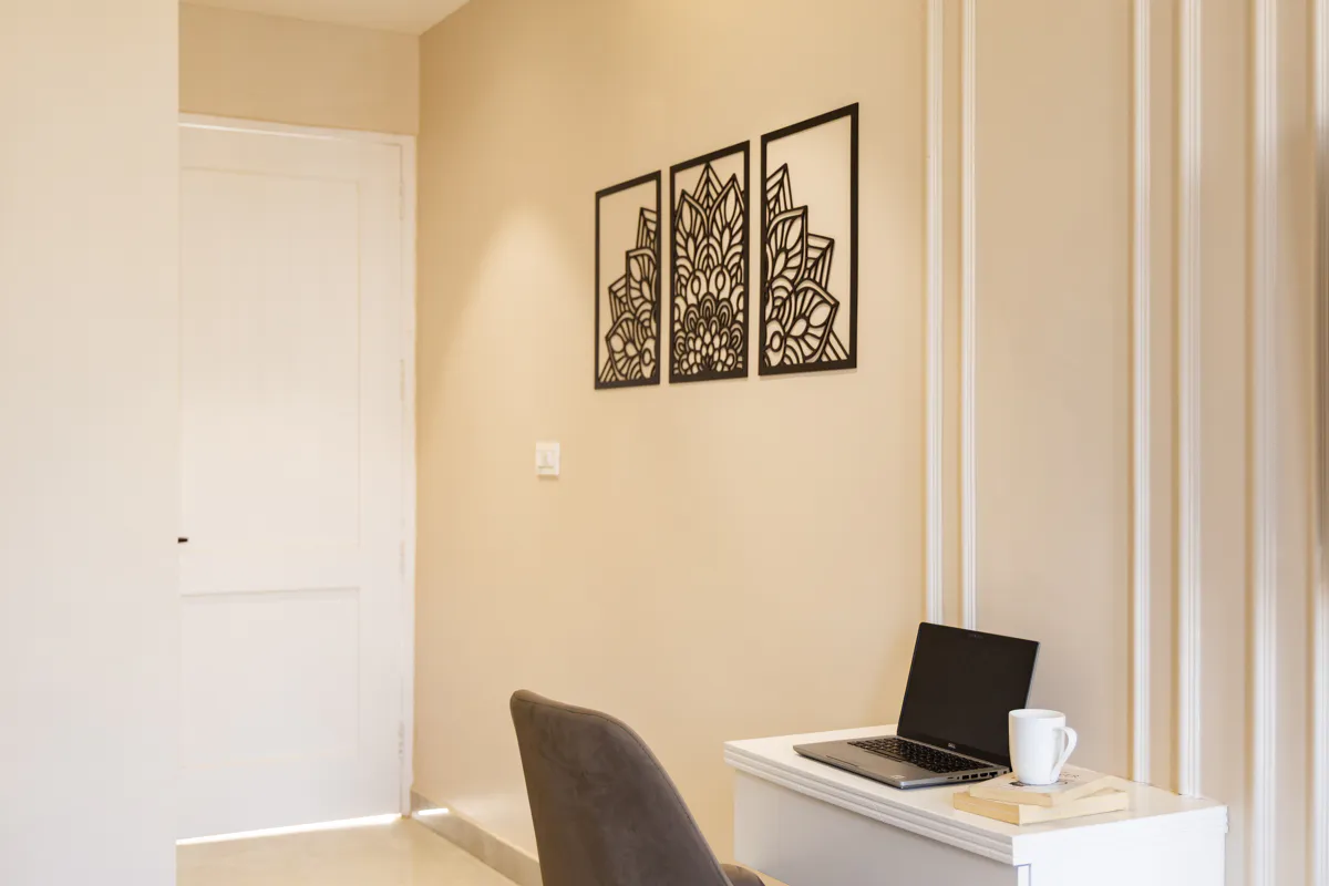 Kalyan Mansion Primrose Elegant Room W Private Balcony, Shared Outdoor Space, Lift & Scenic Views